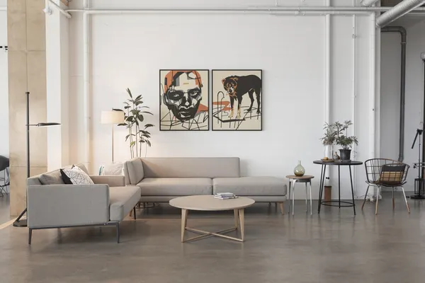 Medium Betonlook PVC vloer - €75-80/m² Medium betonlook PVC vloer in eigentijdse urban loft Rotterdam met industriële stijl, metalen meubels, zichtbare leidingen, warme verlichting, authentieke beton textuur, neutrale grijstinten