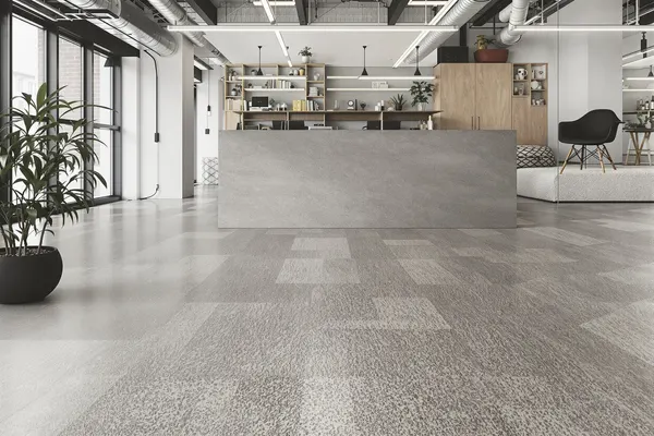 Gestructureerde Betonlook PVC vloer - €80-85/m² Gestructureerde betonlook PVC vloer in moderne industriële kantoorruimte Amsterdam met ruw beton oppervlak, natuurlijke oneffenheden, eigentijdse werkplek, minimalistisch design, tactiel oppervlak