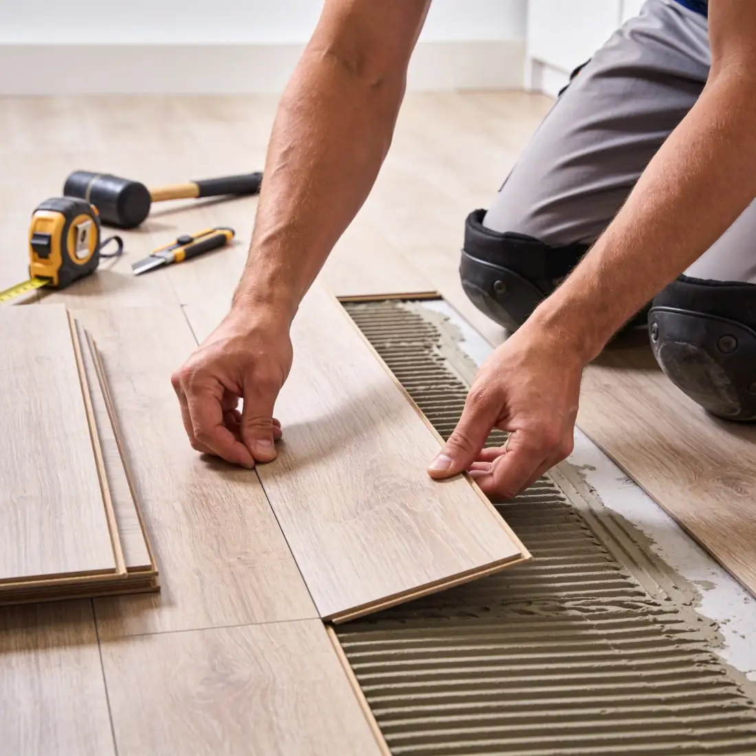 PVC vloer installatie in Eindhoven - professionele vloerlegger aan het werk in moderne woonkamer