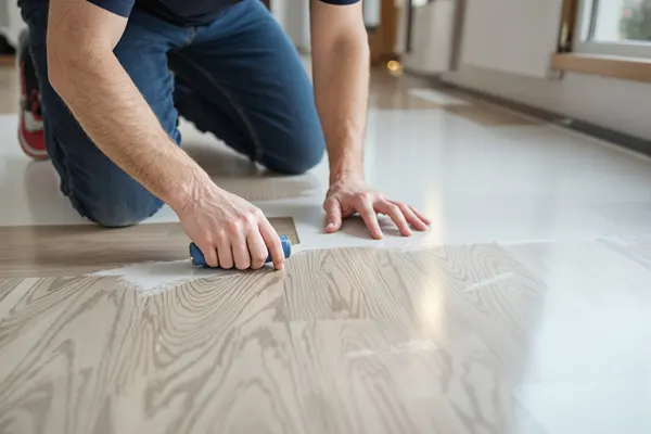 Lijm-PVC vloer installatie met lijm applicatie professioneel leggen